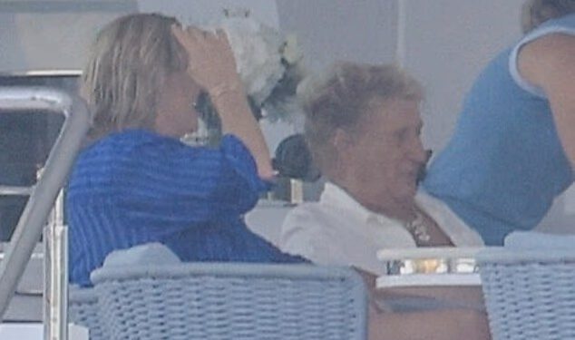Rod Stewart (81) i njegova supruga u bikiniju Penny Lancaster (55) opuštaju se na raskošnoj superjahti dok njegova djeca rone u ocean tijekom suncem okupane Ibize