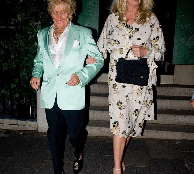 Rod Stewart (81) sa zelenim lakom za nokte i bisernom ogrlicom dok uživa na spoju sa suprugom Penny Lancaster (55) u Annabel’s