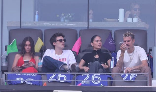 Romeu i Cruzu Beckhamu pridružuju se njihove djevojke Kim Turnbull i Jackie Apostel dok stižu na finale Svjetskog prvenstva u New Yorku