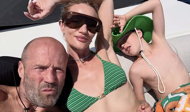 Rosie Huntington-Whiteley ugađa zaručniku Jasonu Stathamu na rijetkim obiteljskim fotografijama s odmora, dok njihov sin Jack, devet godina, dokazuje da je baš poput svog oca akcijskog heroja dok skače s jahte