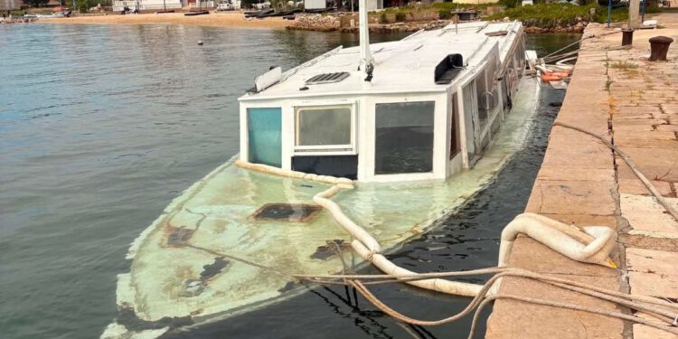 Ruglo u srcu sezone na dvadeset metara od plaže u centru mjesta