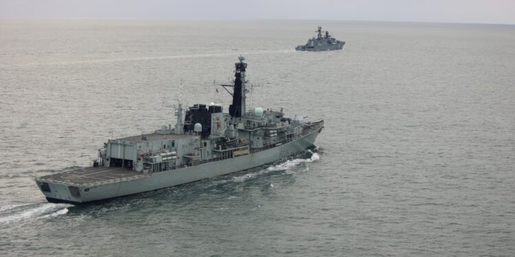Ruski ratni brod izvodi vježbu bojevog gađanja u blizini britanske obale