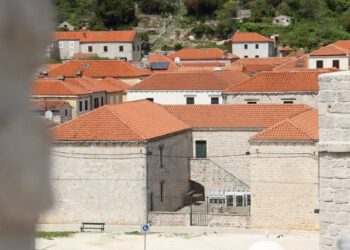 SKANDAL KOD STONA 61-godišnji Poljak gurao mobitel prema djeci, ispalo da je već robijao zbog istog nedjela na Rabu!