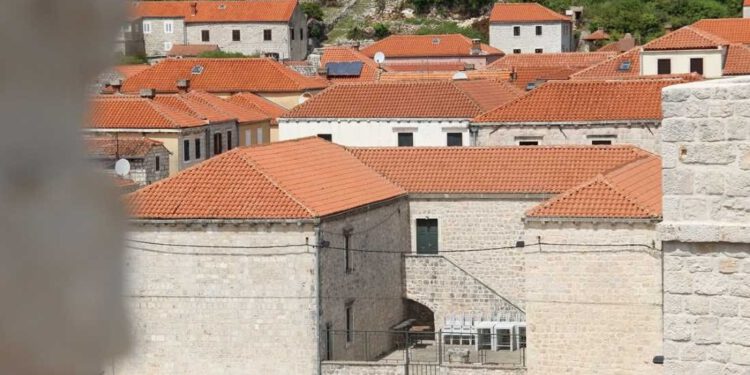SKANDAL KOD STONA 61-godišnji Poljak gurao mobitel prema djeci, ispalo da je već robijao zbog istog nedjela na Rabu!