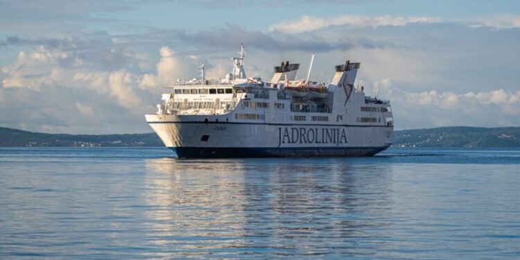 SMRT NA TRAJEKTU Stariji putnik preminuo na trajektu “Zadar” koji je trebao isploviti iz Starog Grada