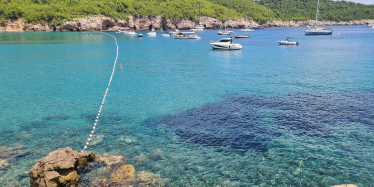 STOP TERORU NAD KUPAČIMA Ronioci postavili zaštitni plažni konop na Lopudu: “Spašena prekrasna uvala!”