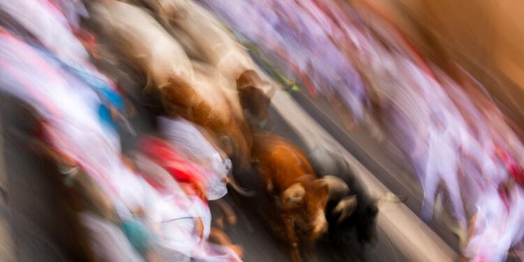 San Fermin: Trkač proboden u lice dok se stotine gomilaju na španjolskom festivalu trčanja s bikovima