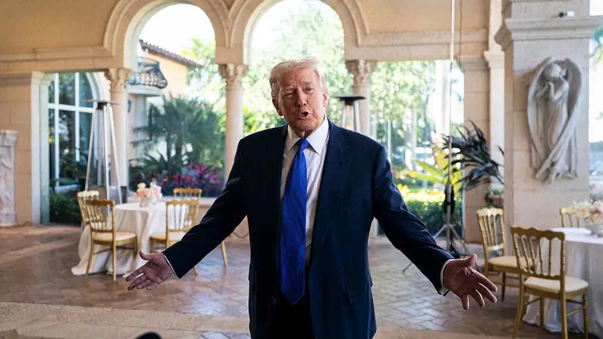Donald Trump razgovara s novinarima u Mar-a-Lagu.