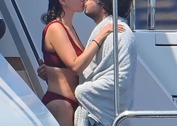 Selena Gomez razmeće se zategnutim tijelom u bikiniju dok ljubi supruga bez majice Bennyja Blanca na romantičnom odmoru na jahti