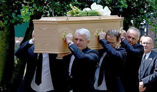 Sir Alex Ferguson među ožalošćenima u odavanju počasti Alexu, sinu Marka Hughesa, 38, na njegovom sprovodu nakon njegove tragične smrti