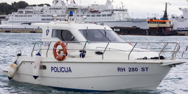 Skiper pao s katamarana kod Šolte, na teren upućene sve žurne službe