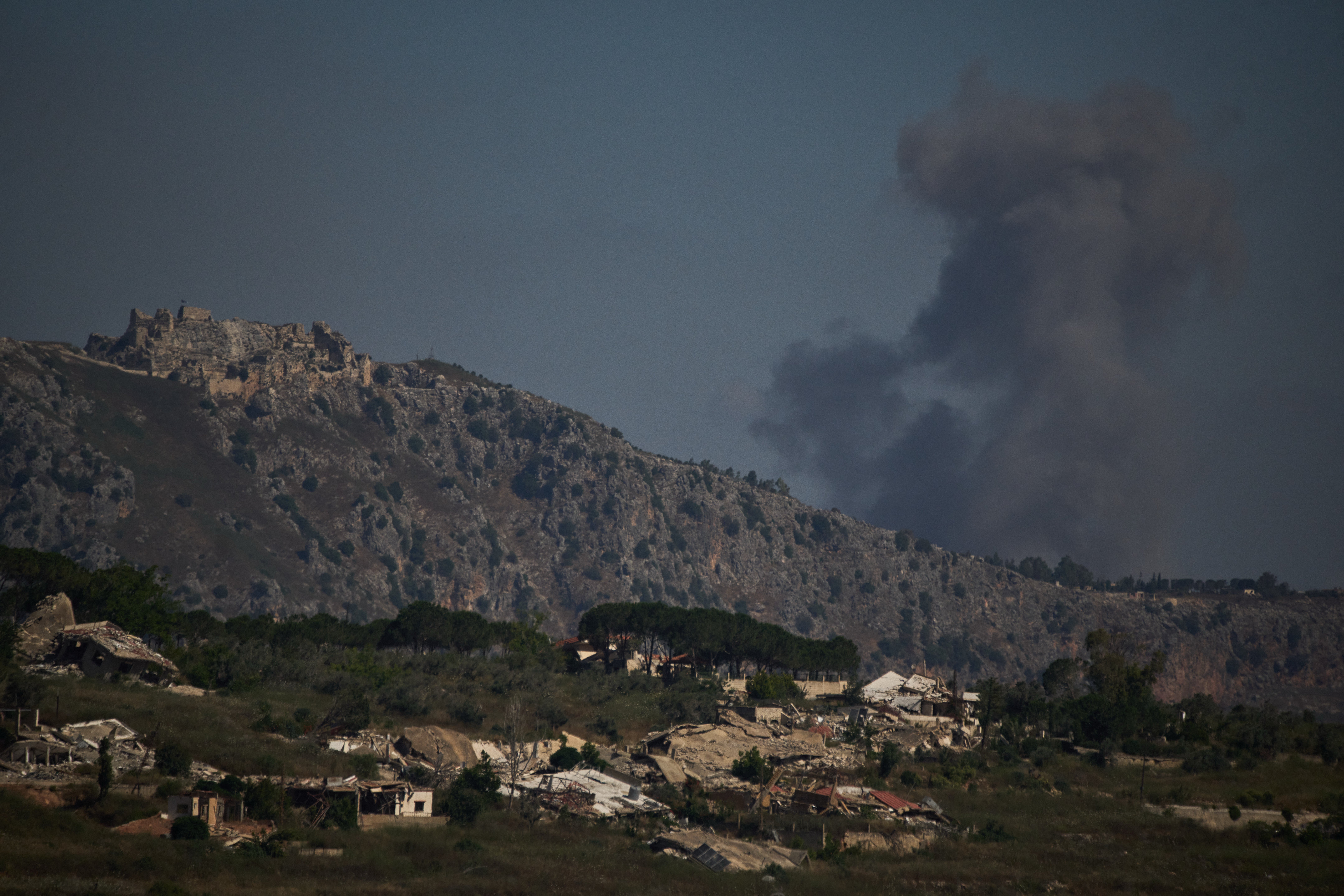 Dim se diže prema nebu u području u blizini dvorca Beaufort nakon izraelskog vojnog napada u južnom Libanonu, gledano iz sjevernog Izraela, petak, 19. lipnja 2026. (AP Photo/Leo Correa, File)