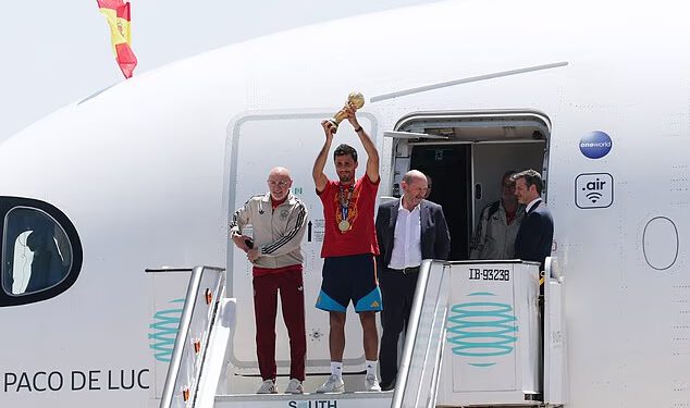 Španjolski heroji Svjetskog kupa slijeću u Madrid na pobjedničku paradu nakon što su uživali u boci crnog vina i cigarama od 1000 funti u svom hotelu u New Yorku prije kasnonoćnog leta u zračnu luku