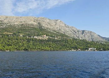 Spašavatelji unatoč ekstremnoj vrućini spasili stranog planinara, helikopterom prevezen u dubrovačku bolnicu