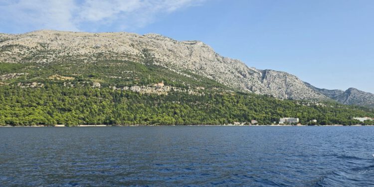 Spašavatelji unatoč ekstremnoj vrućini spasili stranog planinara, helikopterom prevezen u dubrovačku bolnicu