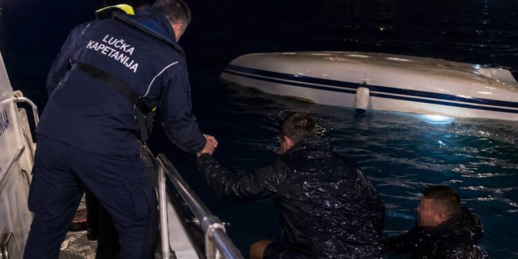 Spašena posada prevrnute jedrilice u trogirskom akvatoriju