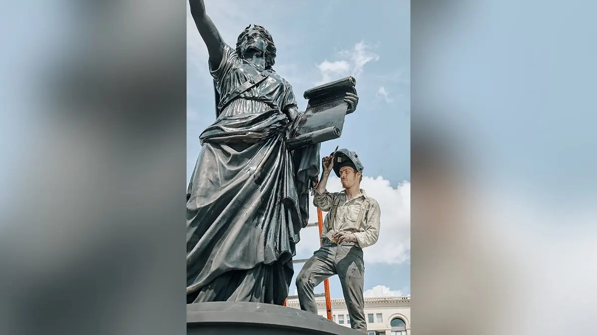 Radnik završava kip Duha slobode na Freedom Plaza.