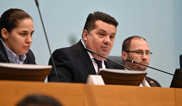 Stevandić zaprijetio Crnatku u NSRS: ‘Crveni kombi će ti doći kući’