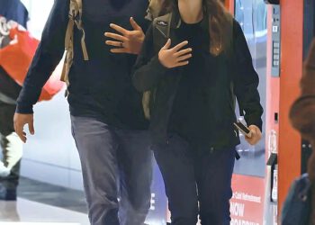 Što je tako smiješno? Slavljenica Bindi Irwin ne može se prestati smijati jer je primijećena kako dijeli slatki trenutak sa suprugom Chandlerom Powellom u zračnoj luci Brisbane
