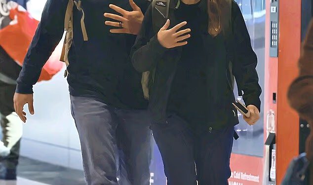 Što je tako smiješno? Slavljenica Bindi Irwin ne može se prestati smijati jer je primijećena kako dijeli slatki trenutak sa suprugom Chandlerom Powellom u zračnoj luci Brisbane