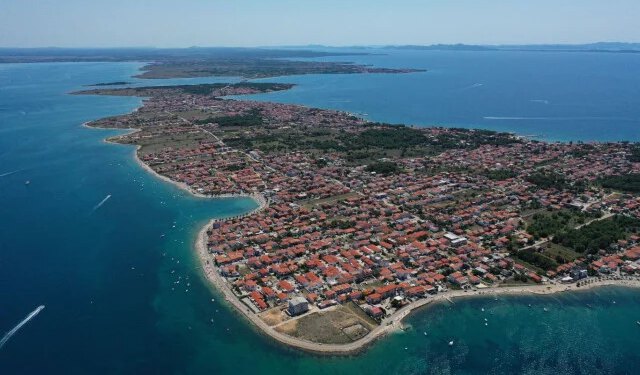Stranci kamenjem napali ekipu Nove TV dok je snimala pečaćenje apartmana na Viru, snimatelja udarali u glavu i trbuh