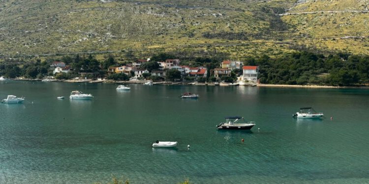 Stranci preko noći bacaju betonske blokove i bove u more, mještani očajni – “Svi se prave blesavi!”