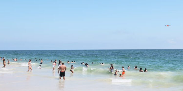 Sumnja se da je morski pas napadnut na plaži u New Yorku nakon što je vidio zatvaranje obližnjeg pijeska: ‘Ugrizao sam se’