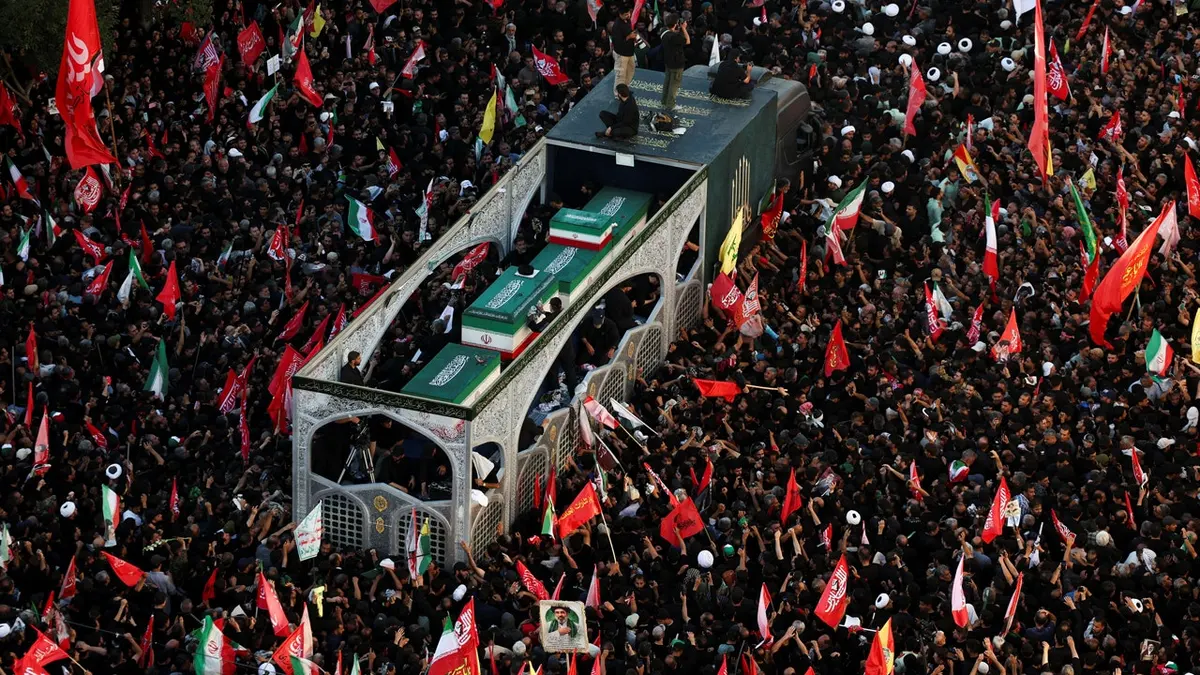Ožalošćeni se okupljaju oko vozila koje prevozi lijes pokojnog iranskog vrhovnog vođe ajatolaha Ali Khameneija
