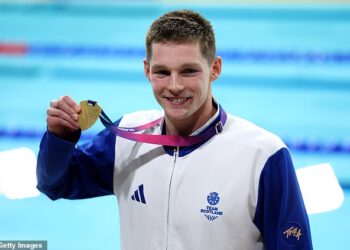 Supruga Adama Ramsay-Peatya, Holly, prati kako zvijezda stiže do finala na 100 metara prsno nakon bizarnih 10-minutnog kašnjenja na utrke – i kako lokalni heroj Duncan Scott osvaja zlato