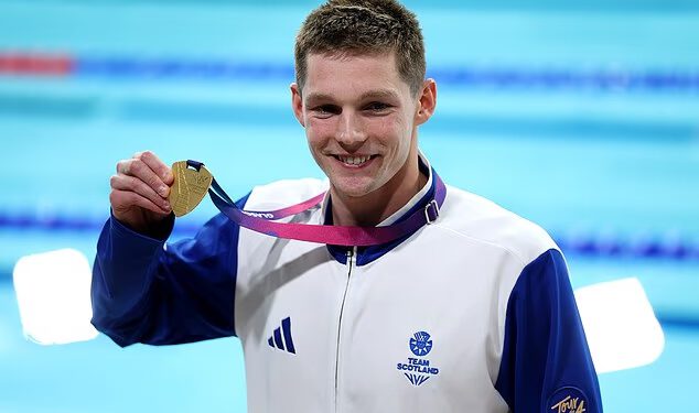 Supruga Adama Ramsay-Peatya, Holly, prati kako zvijezda stiže do finala na 100 metara prsno nakon bizarnih 10-minutnog kašnjenja na utrke – i kako lokalni heroj Duncan Scott osvaja zlato