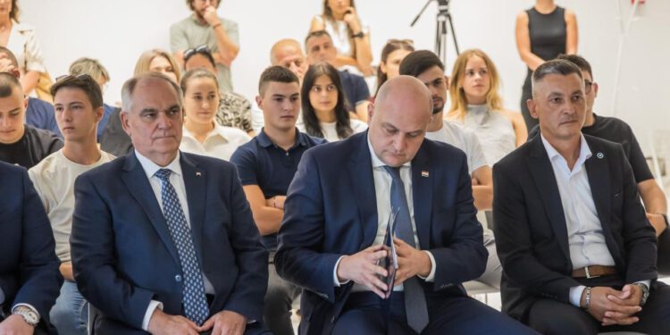 Šušnjar u Splitu uručio stipendije budućim obrtnicima: Svakom učeniku po 2.400 eura