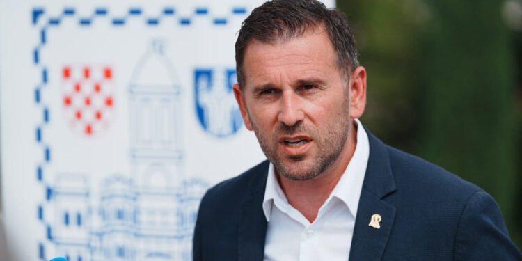 Šuta udario po Debeljaku ispred Brodosplita: “Split gubi milijune, ovdje se ne okreće nijedna dizalica”
