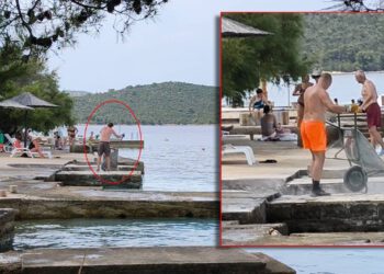 Šutu od radova karijolama nasipavaju između kupača, more je sivo!