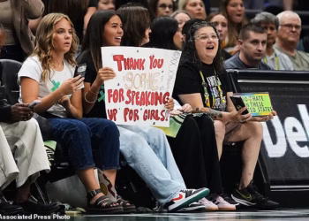 Suvlasnik WNBA-e optužen da je žene nazvao ‘jebenim ludicama’ jer su podržale zvijezdu Groznice Sophie Cunningham u svađi na sudu oko trans debate