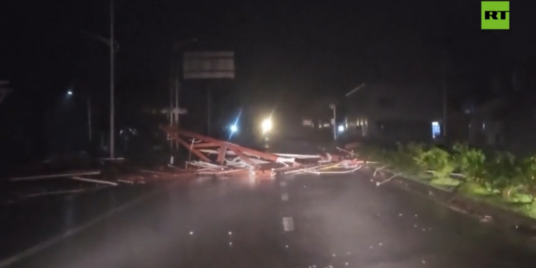 Tajfun skida krovove sa zgrada i poplavljuje južnu Kinu (VIDEO) — RT World News