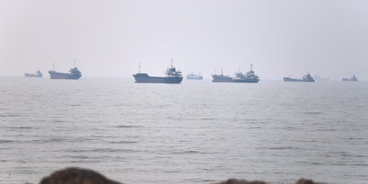 Tanker u plamenu kod obale Omana nakon što je pogođen projektilom u Hormuškom tjesnacu