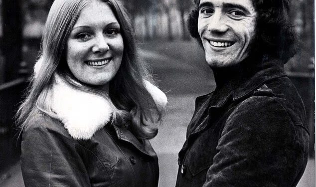 Tinejdžerska ljubav koja je bila stijena Kevina Keegana do njegovih posljednjih trenutaka: Nogometna legenda upoznala je svoju 51 godinu mlađu suprugu Jean na valcerima na sajmu u Doncasteru – ali skromna zvijezda rekla joj je bijelu laž