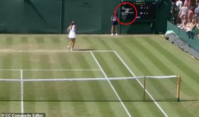 Tinejdžerska zvijezda Wimbledona diskvalificirana je nakon što je greškom bacila svoj reket u publiku