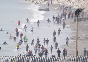 Tisuće migranata preplavljuju španjolsku granicu (VIDEO) — RT World News