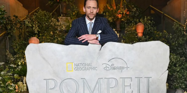Tom Hiddleston je snimio dokumentarac o Pompejima, nakon što je predložio da se mjesto pojavljuje u Marvel TV seriji Loki