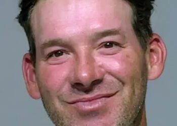 Tony Romo uhićen u Milwaukeeju dok se legendarni analitičar Dallas Cowboys QB i CBS smiješi kameri u ponižavajućoj fotografiji