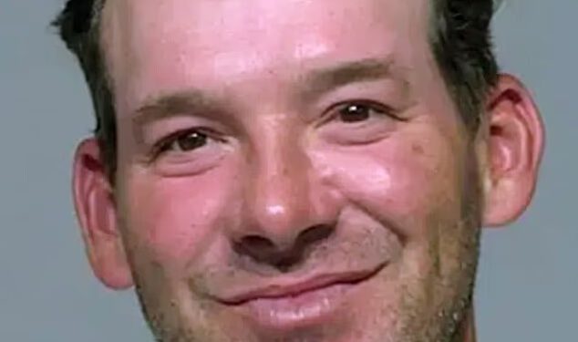 Tony Romo uhićen u Milwaukeeju dok se legendarni analitičar Dallas Cowboys QB i CBS smiješi kameri u ponižavajućoj fotografiji