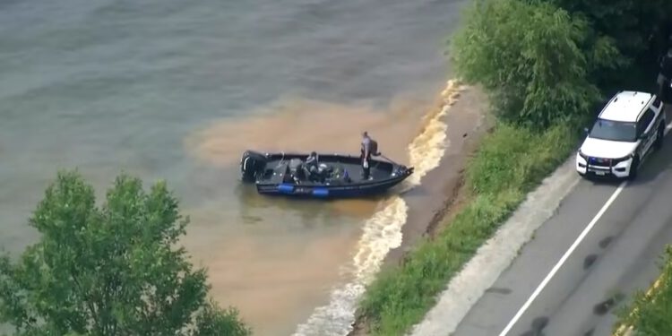 Troje mrtvih, a drugi spašeni nakon što se brod prevrnuo na jezeru Wisconsin usred oluje