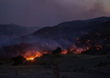 Trojica vatrogasaca poginula su na Kreti i u kopnenoj Grčkoj dok šumski požari haraju južnom Europom