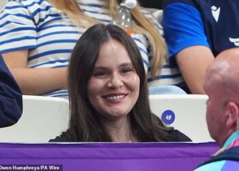Trudna Holly Ramsay-Peaty blista dok Adam završava prvi u utrci na 50 metara prsno za muškarce na Igrama Commonwealtha – nakon što je sportaš još jednom udario svoju otuđenu obitelj