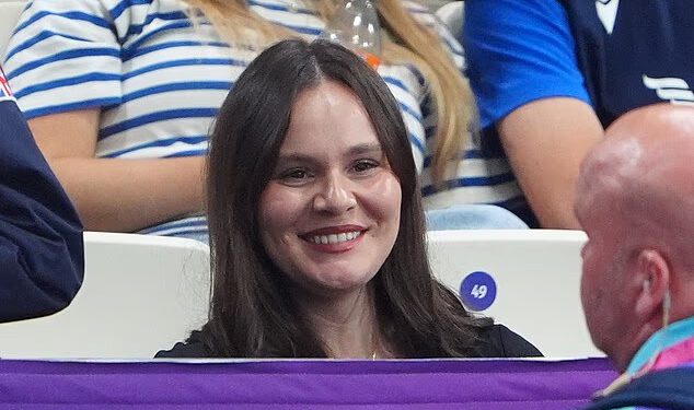 Trudna Holly Ramsay-Peaty blista dok Adam završava prvi u utrci na 50 metara prsno za muškarce na Igrama Commonwealtha – nakon što je sportaš još jednom udario svoju otuđenu obitelj