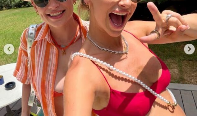 Trudna Vogue Williams pokazuje svoju kvrgu u crvenom bikiniju dok uživa u djevojačkom izletu na Ibizi sa svojom najboljom prijateljicom Amber nakon španjolskog obiteljskog odmora