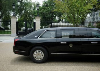 Trump koristi pauze između Zelenskog, Izraela i Grahamova sprovoda da preplavi Truth Social maničnim objavama