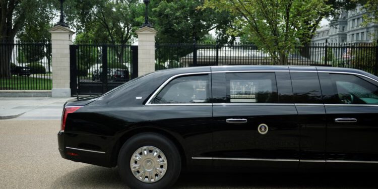 Trump koristi pauze između Zelenskog, Izraela i Grahamova sprovoda da preplavi Truth Social maničnim objavama