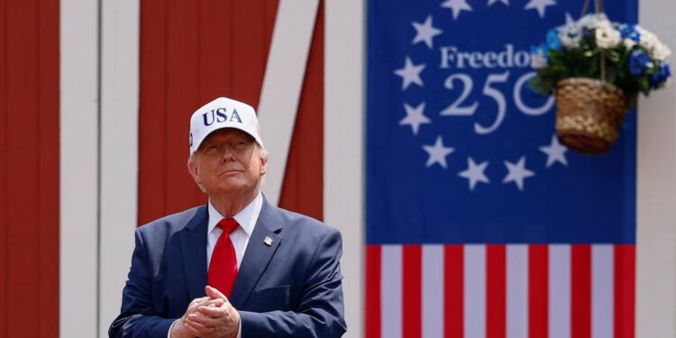Trump nenamjerno izbacuje rizičnu dosjetku o ‘trojci’ o sebi, svojim sinovima i najvišoj vojnoj časti nacije